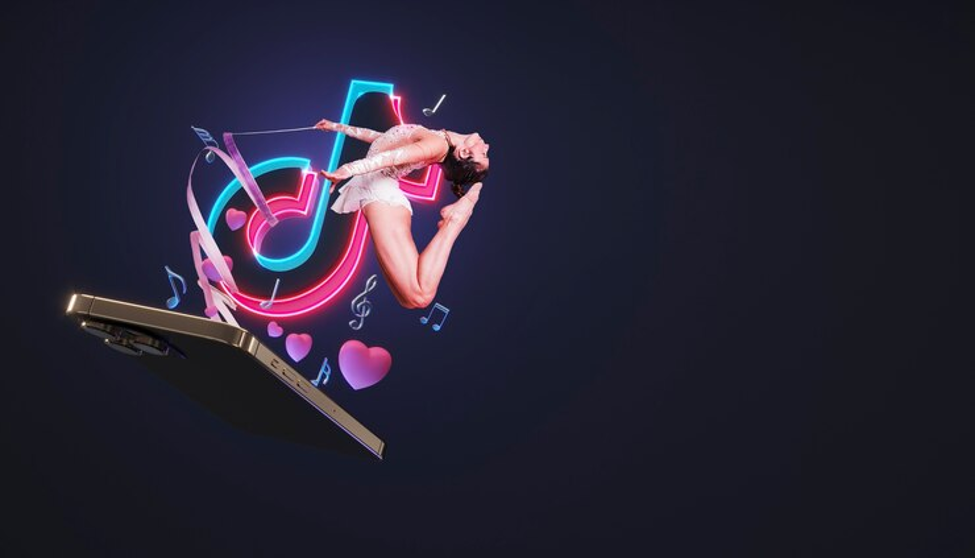 Ilustrasi sebuah smartphone yang mengeluarkan musik dan logo TikTok, dengan seorang balerina yang berpose, sebagai ilustrasi cara menambahkan follower TikTok gratis.