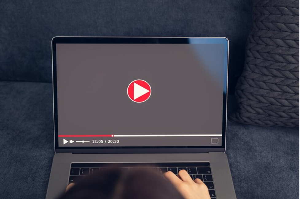 Laptop dengan video YouTube di layar, terkait panduan cara mendownload video dari YouTube.