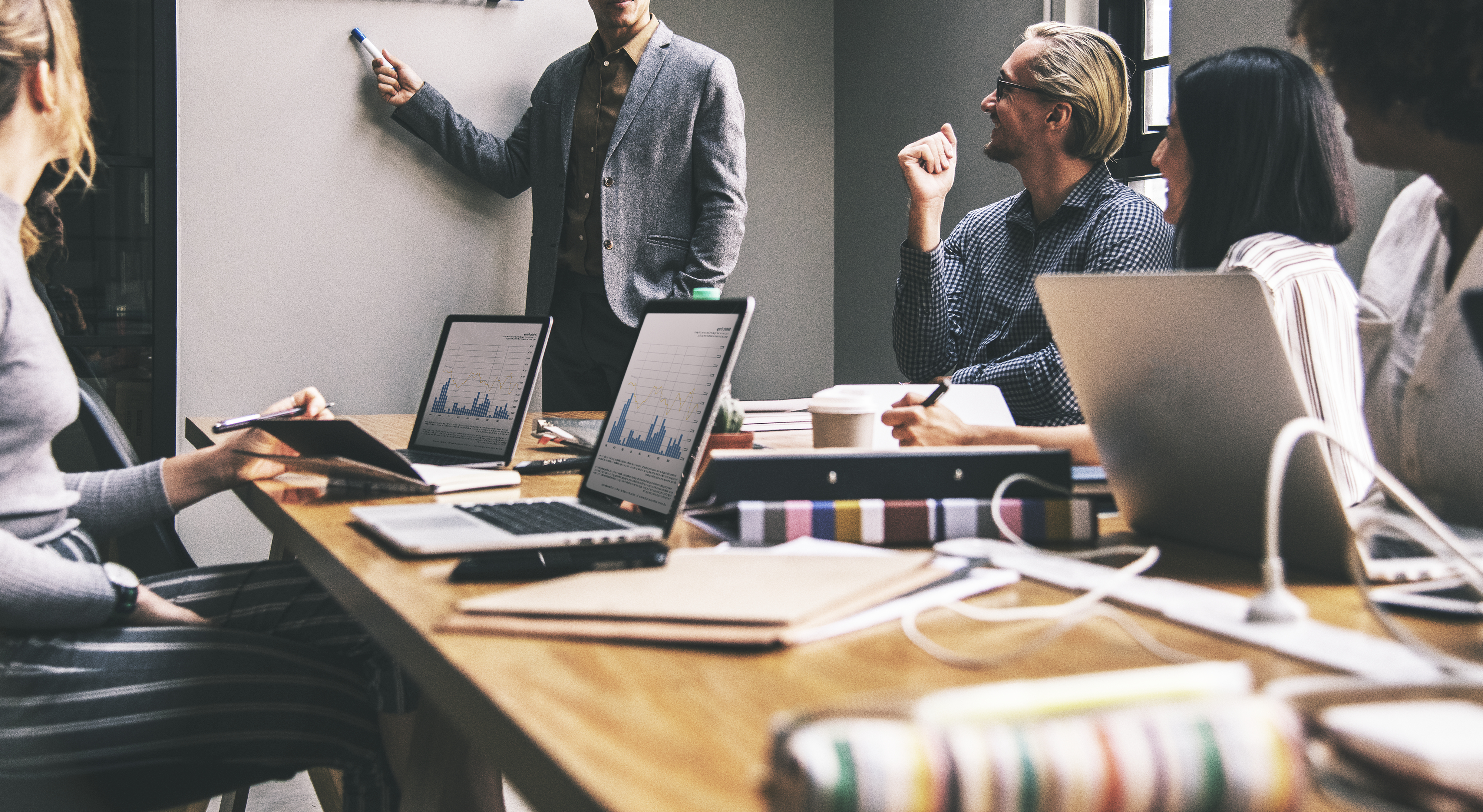 A diverse group of professionals in a business meeting, symbolizing collaboration without limits—an illustration for the concept of 'apa itu unlimited' in work and connectivity.