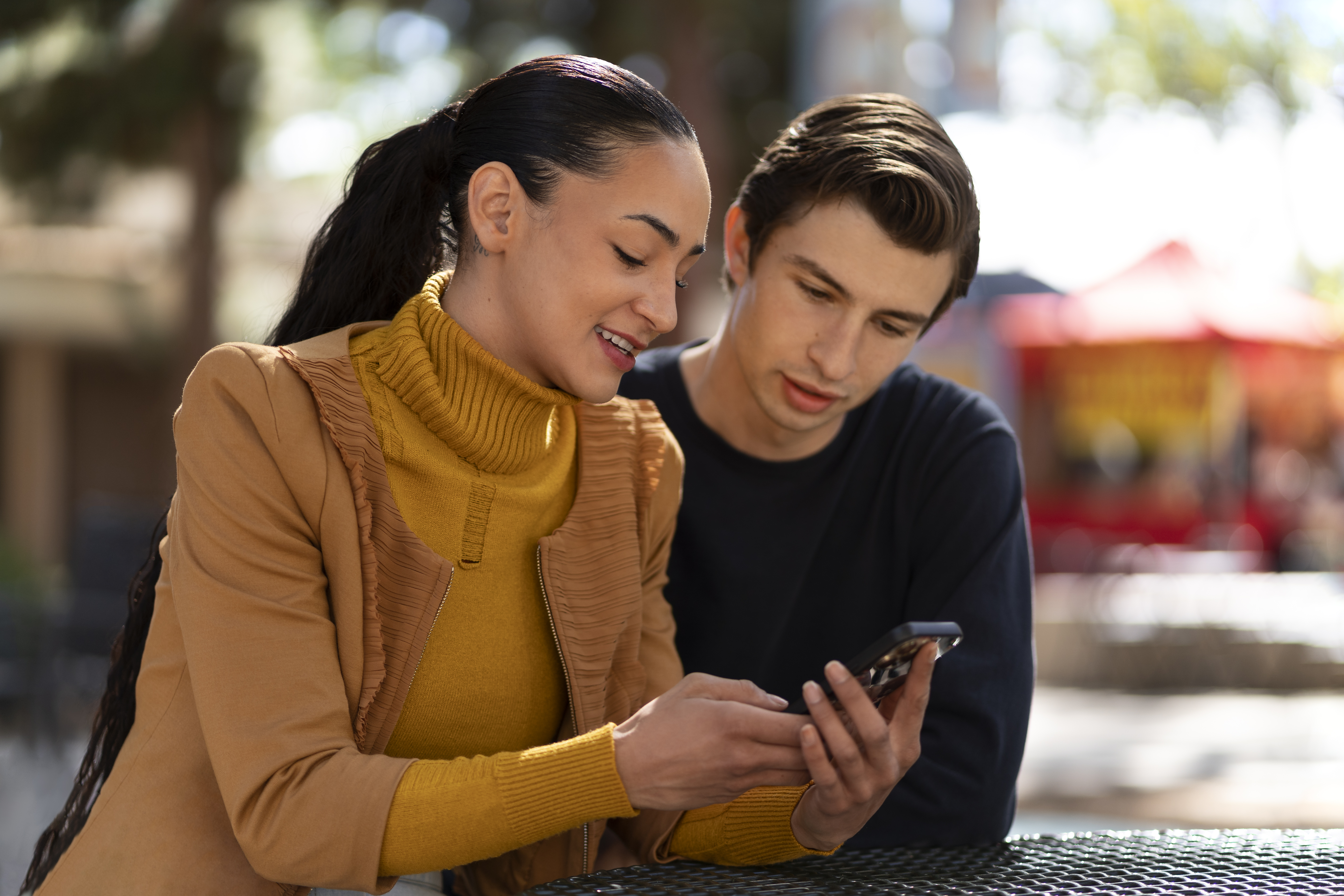 People holding smartphones while trying to access WiFi, illustrating how to find a password for a network that hasn’t been connected before (cara mengetahui sandi wifi yang belum terhubung)