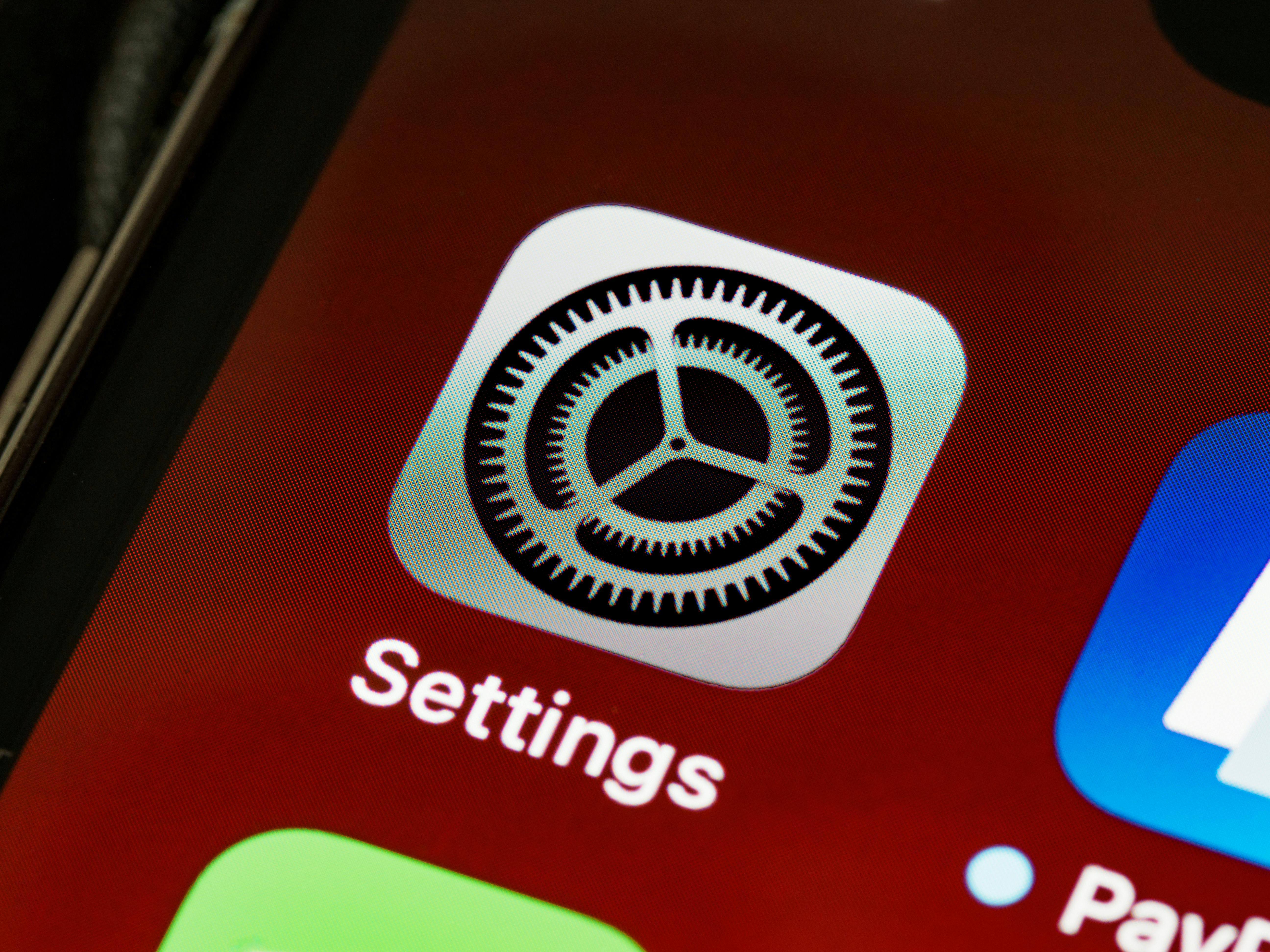 Close-up of the iPhone Settings app icon, representing how to clear cache on an iPhone (cara hapus cache di iPhone).