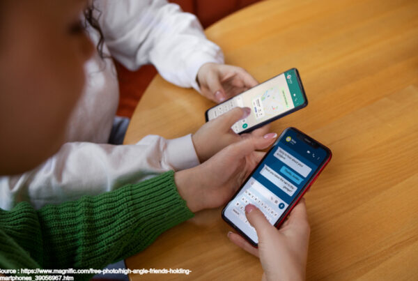 WhatsApp sudah menjadi bagian penting dari aktivitas sehari-hari, baik untuk komunikasi pribadi maupun pekerjaan. Namun, ada kalanya kamu ingin “menghilang” sejenak dari WhatsApp tanpa harus mematikan koneksi internet atau WiFi. Kabar baiknya, ada beberapa cara menonaktifkan WA sementara tanpa mematikan WiFi yang bisa kamu lakukan dengan mudah. Cara Menonaktifkan WA Sementara di Android & iOS Berikut beberapa cara efektif yang bisa kamu coba: 1. Force Stop Aplikasi WhatsApp (Android) Cara ini cukup ampuh untuk menghentikan aktivitas WhatsApp sementara. Langkah-langkah: Buka Pengaturan (Settings) Pilih Aplikasi (Apps) Cari dan pilih WhatsApp Klik Paksa Berhenti (Force Stop) Saat fitur ini digunakan, WhatsApp akan nonaktif sementara di latar sistem sehingga pesan tidak akan masuk hingga aplikasi dibuka kembali. 2. Nonaktifkan Background Data WhatsApp Metode ini memungkinkan kamu tetap menggunakan WiFi untuk aplikasi lain tanpa gangguan dari WhatsApp. Cara melakukannya: Masuk ke Pengaturan Pilih Aplikasi > WhatsApp Klik Data Seluler & WiFi Nonaktifkan Data Latar Belakang (Background Data) Hasilnya, WhatsApp tidak akan menerima pesan secara real-time. Baca juga : Cara Mudah Membuat WA Bisnis untuk Usaha UMKM dan Startup 3. Gunakan Mode “Restricted” atau “Data Saver” Beberapa smartphone memiliki fitur pembatasan aplikasi. Langkah: Masuk ke Pengaturan Pilih Battery / Penghemat Baterai Aktifkan pembatasan untuk WhatsApp Ini akan membatasi aktivitas WA tanpa perlu mematikan WiFi. 4. Matikan Notifikasi WhatsApp Jika tujuan kamu adalah “tidak terganggu”, cara ini cukup efektif. Caranya: Masuk ke Pengaturan Pilih Notifikasi Nonaktifkan notifikasi WhatsApp Walaupun pesan tetap masuk, kamu tidak akan menerima pemberitahuan. 5. Gunakan Fitur Focus Mode / Do Not Disturb (Android & iOS) Fitur ini bisa membantu kamu menjauh sementara dari WhatsApp. Manfaat: Memblokir notifikasi dari aplikasi tertentu Membantu tetap fokus tanpa gangguan chat Baca juga : Cara Membuat WhatsApp Business dan Fitur-fiturnya 6. Aktifkan Airplane Mode (Manual) Trik sederhana: Aktifkan Mode Pesawat Buka WhatsApp untuk membaca pesan Tutup aplikasi sebelum menonaktifkan mode pesawat Pesan tidak akan terbaca oleh pengirim (tidak berubah jadi centang biru). 7. Gunakan WhatsApp Web Secara Terbatas Jika hanya ingin mengecek pesan tanpa terlihat aktif di HP: Gunakan WhatsApp Web Hindari membuka chat tertentu Source : https://www.lifewire.com/log-out-of-whatsapp-on-iphone-or-android-5115348 Biznet Home, Koneksi Ultra Cepat dengan Teknologi Fiber Optik Untuk memastikan aktivitas online tetap lancar tanpa gangguan, memilih koneksi internet yang stabil sangat penting. Layanan Biznet Home berbasis fiber optik dirancang untuk menghadirkan internet cepat dan stabil, ideal untuk kerja online, streaming, dan aktivitas digital lainnya. Dengan jaringan yang andal, kamu tetap bisa mengontrol penggunaan aplikasi seperti WhatsApp tanpa harus mengorbankan koneksi internet secara keseluruhan. FAQ Q: Bagaimana agar WA centang 1 tanpa mematikan data? A: kamu bisa menggunakan metode Force Stop atau menonaktifkan background data WhatsApp. Dengan cara ini, pesan tidak akan diterima secara real-time sehingga tetap centang satu. Q: Bagaimana cara agar WA terlihat offline padahal online? A: Beberapa cara yang bisa dilakukan: Nonaktifkan last seen (terakhir dilihat) Matikan centang biru (read receipts) Batasi aktivitas aplikasi di background Dengan kombinasi ini, kamu bisa terlihat offline meskipun sebenarnya sedang online. Q: Apa ciri-ciri nomor kita diblokir? A: Berikut beberapa tanda umum: Pesan hanya centang satu terus-menerus Foto profil tidak terlihat Tidak bisa melihat status (story) Tidak bisa melakukan panggilan Namun, tanda-tanda ini tidak selalu akurat karena bisa disebabkan pengaturan privasi.