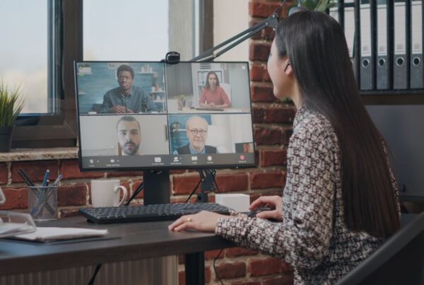 A female employee talking to colleagues via online video call, as an illustration for WiFi with 500 Mbps speed.